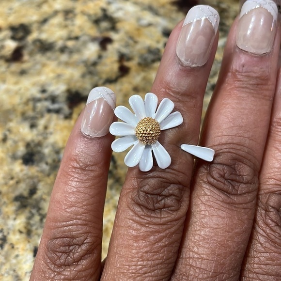 Into The Bloom Daisy Flower Ring - Picture 9 of 12